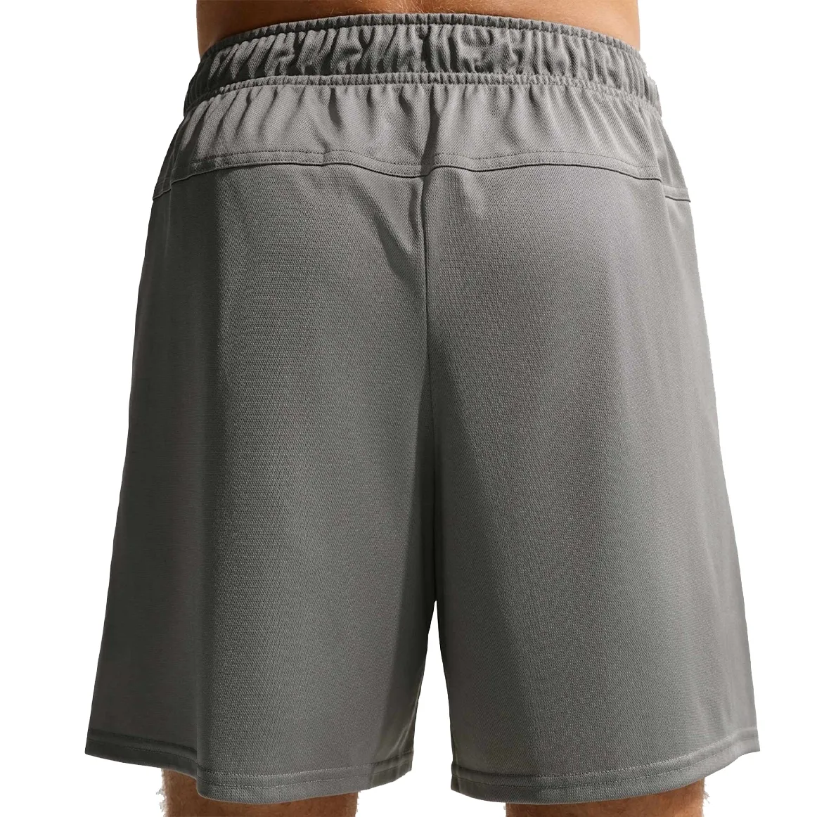 Vista lateral da Bermuda Nike Flex Cinza Masculina com design esportivo e bolsos
